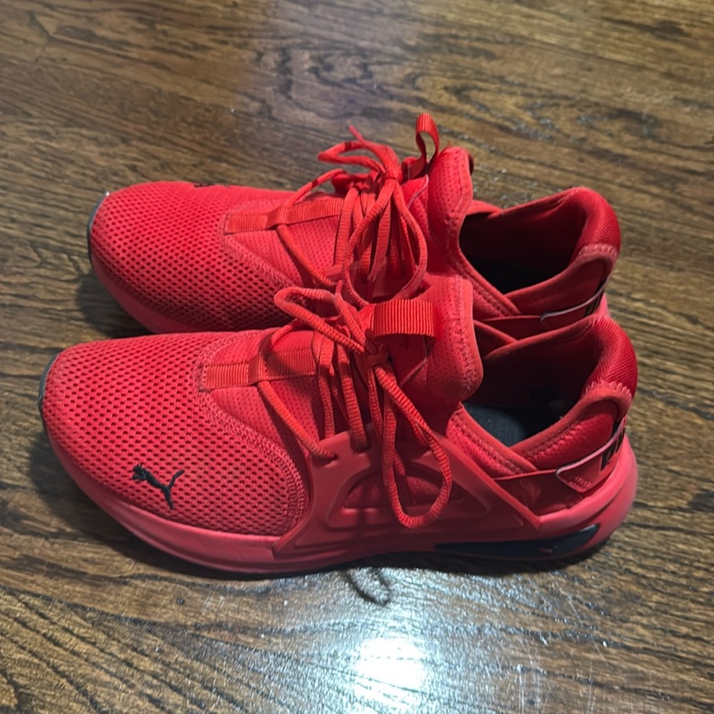 Men’s puma sneakers in great condition